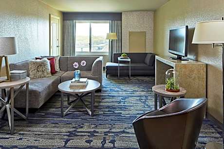 Executive Suite, M Club Lounge Access, 2 Room Suite, 1 King, High Floor