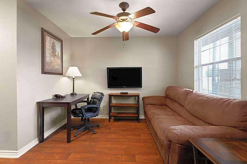 Eagle's Den Suites Cotulla a Travelodge by Wyndham