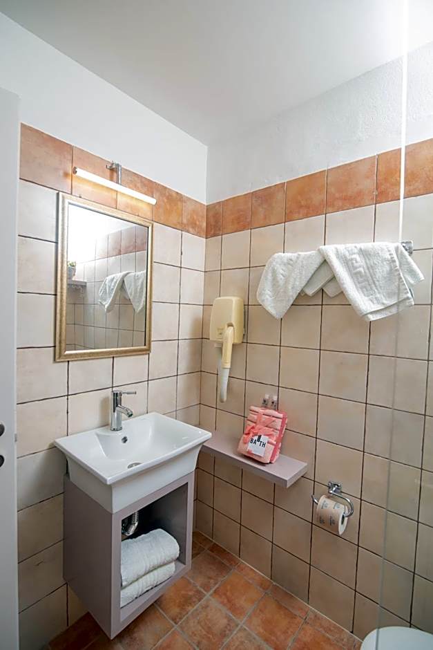 Tsaner Apartment and Rooms