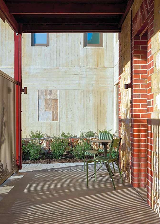 Garde and Warders Hotel