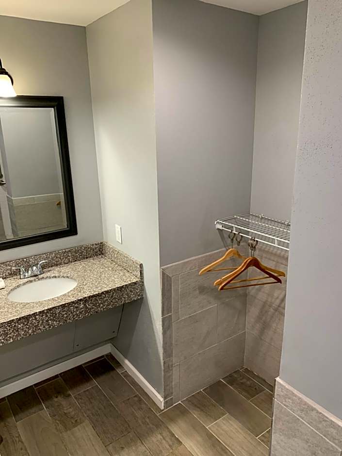 Rockford Alpine Inn & Suites