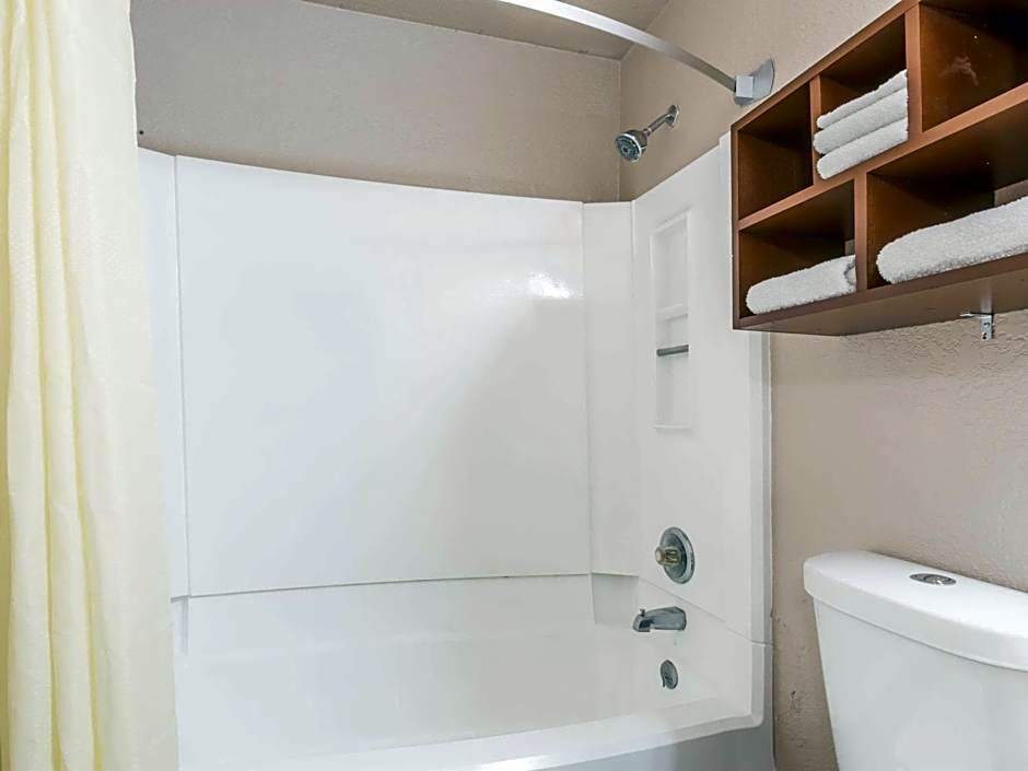 Super 8 by Wyndham Willows