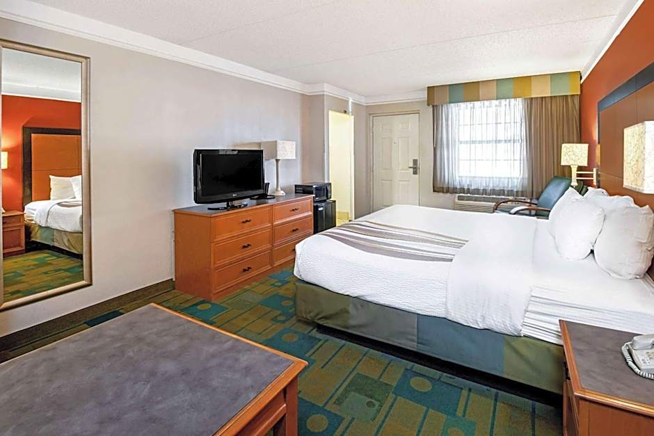 La Quinta Inn & Suites by Wyndham Mid-City