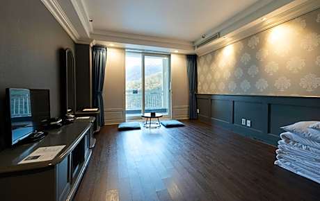 Deluxe Ondol Room(Korean-Style) Mountain view with Bath
