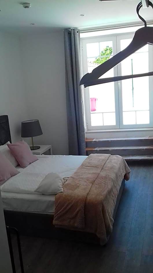 Largo da Rainha, Guesthouse