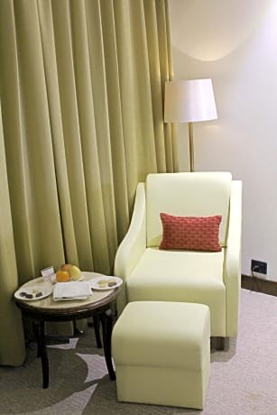 King Suite - Non-Smoking (Complimentary 12% discount on food & soft beverages, spa and laundry)
