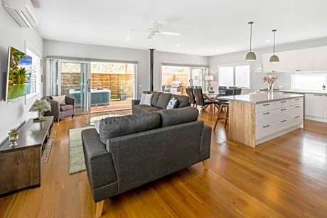 HALE KUPA Rye Beach House Spa Table Tennis