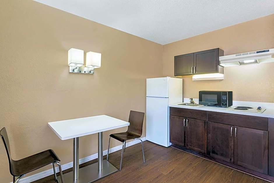 Super 8 by Wyndham Ellenton Bradenton Area