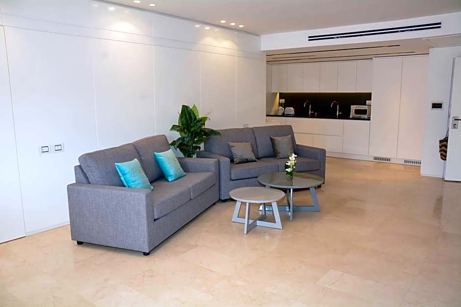 Renovated 3 Bedroom - Residence with Pool next the Beach