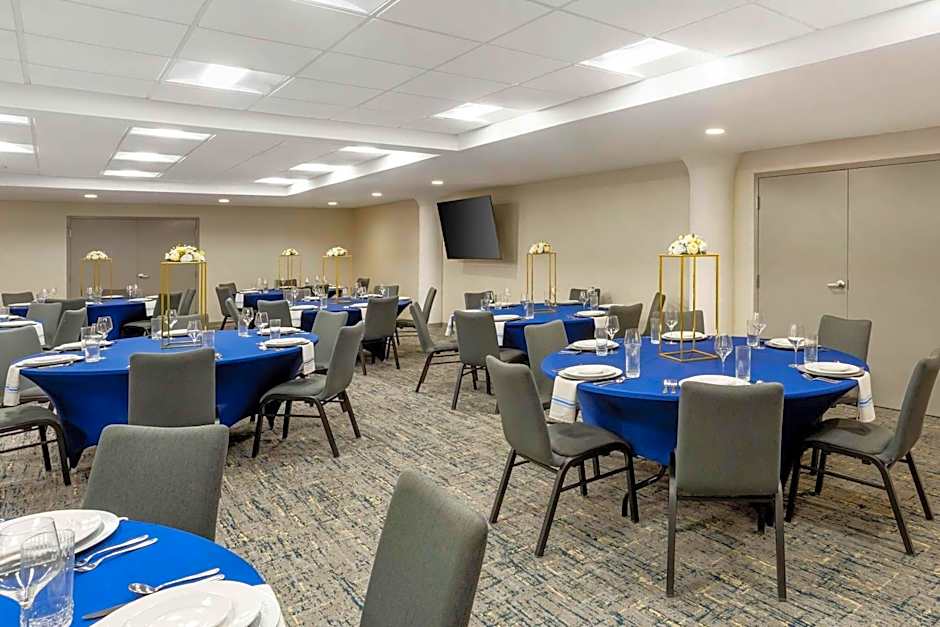 Comfort Inn & Suites Newark Liberty International Airport