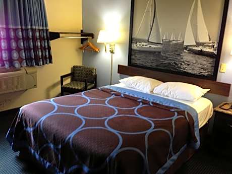 Queen Room with Bath Tub - Mobility Accessible/Non-Smoking