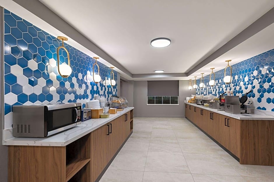 La Quinta Inn & Suites by Wyndham Knoxville Central Papermill