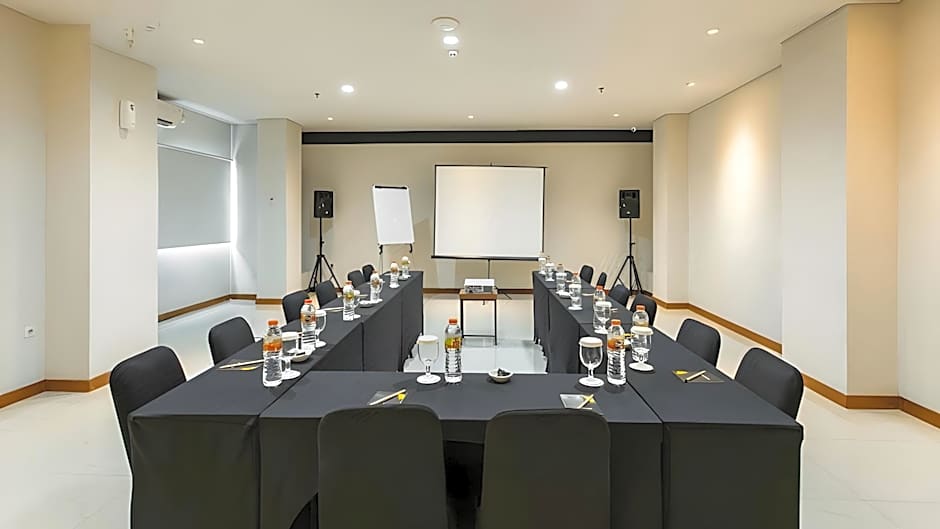 Yellow Star Ambarukmo Hotel