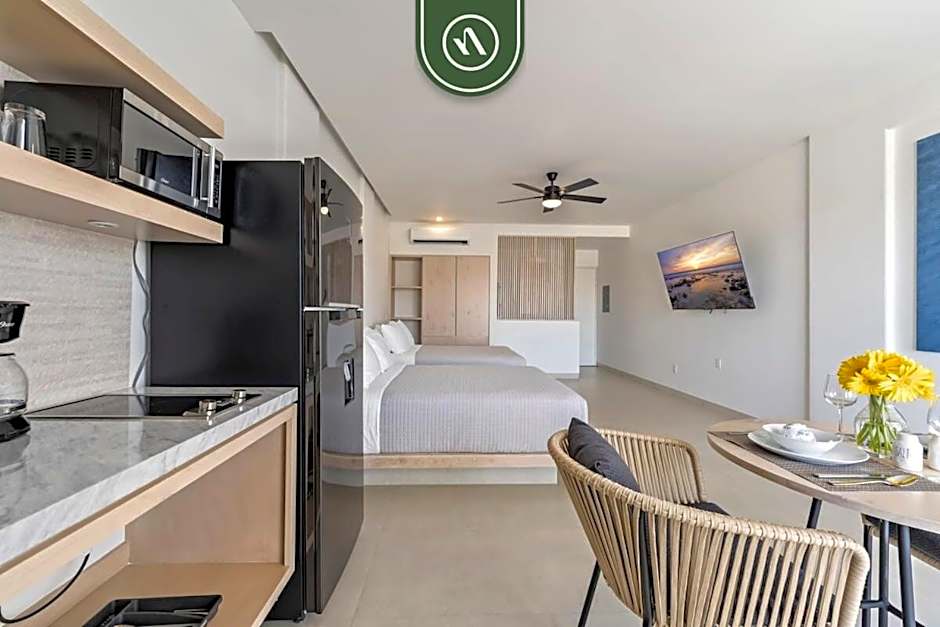 Amazing 2BR Condo with Terrace Overlooking the Marina
