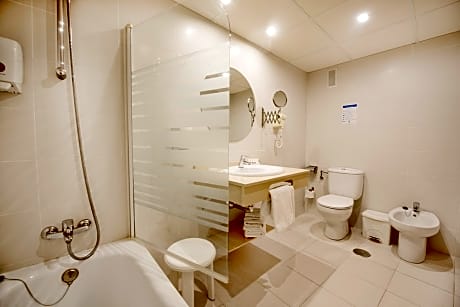 DOUBLE STANDARD (2 ADULTS + 1 CHILD)