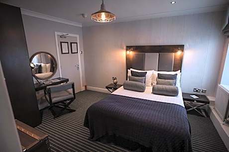 Room with One Double and One Single Bed - Non-Smoking