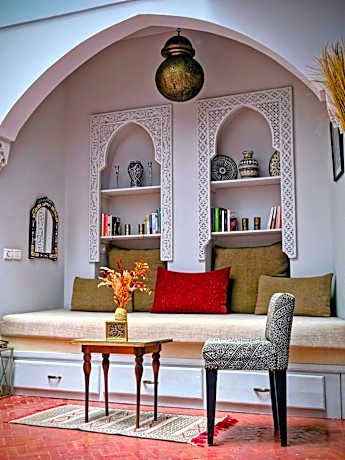 Riad Laly Tourisme Eclairé Le bijou de la medina