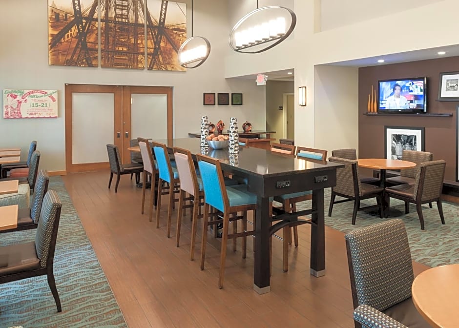 Hampton Inn & Suites St. Louis at Forest Park