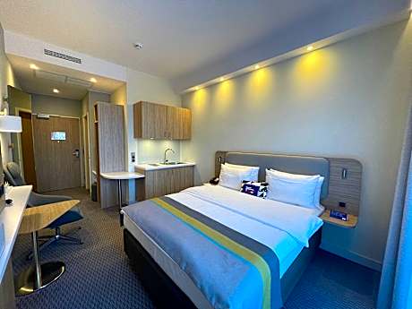 1 Queen Standard Kitchenette with Terrace