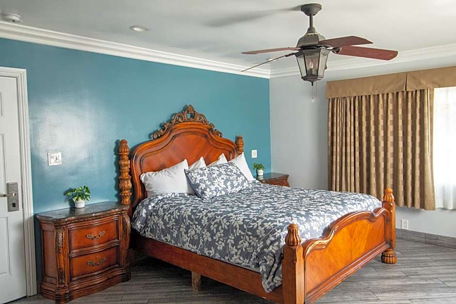 Photo 1 of 15 of Deluxe 1 King Bed