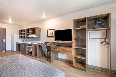 Queen Room with Roll-In Shower - Accessible/Non Smoking