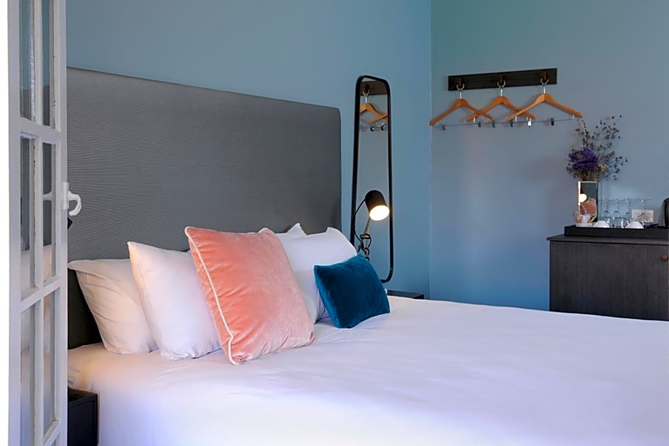 The Stirling Arms Hotel