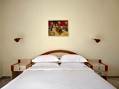 ROOM, DOUBLE BED, INLAND VIEW