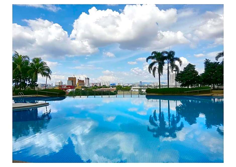 Subang City Residence, 8-9 pax with Balcony, Walking Distance to Summit, 5min to Sunway