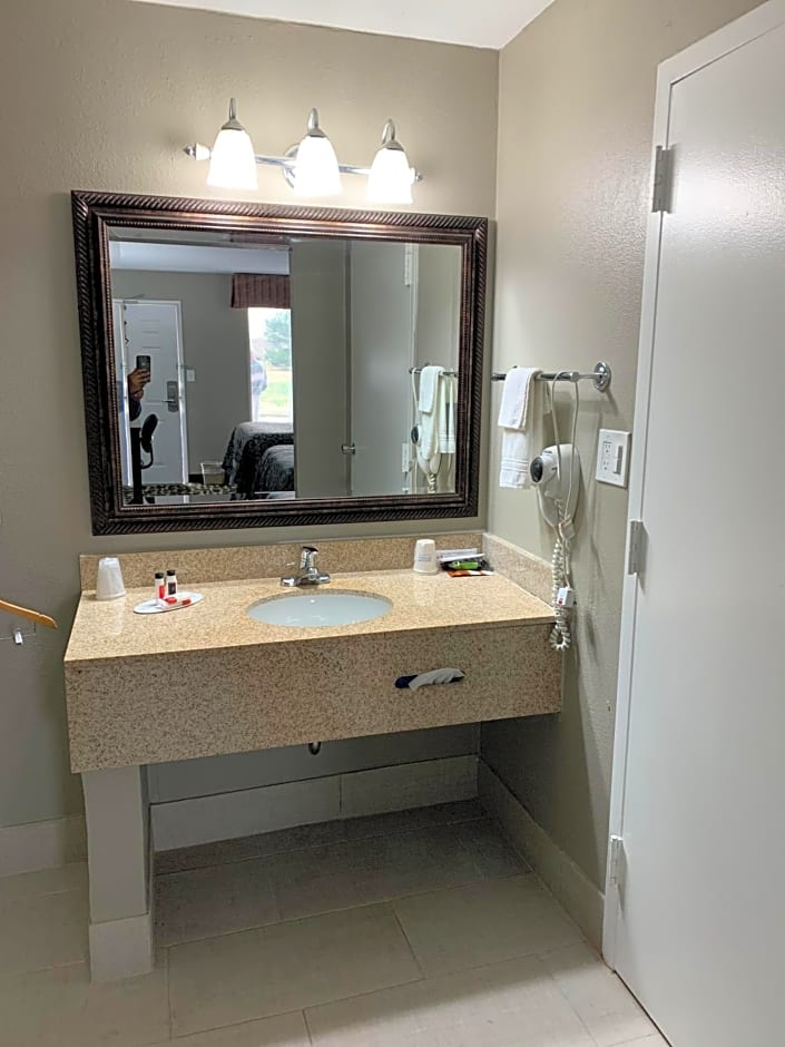 Days Inn & Suites by Wyndham Collierville Germantown Area