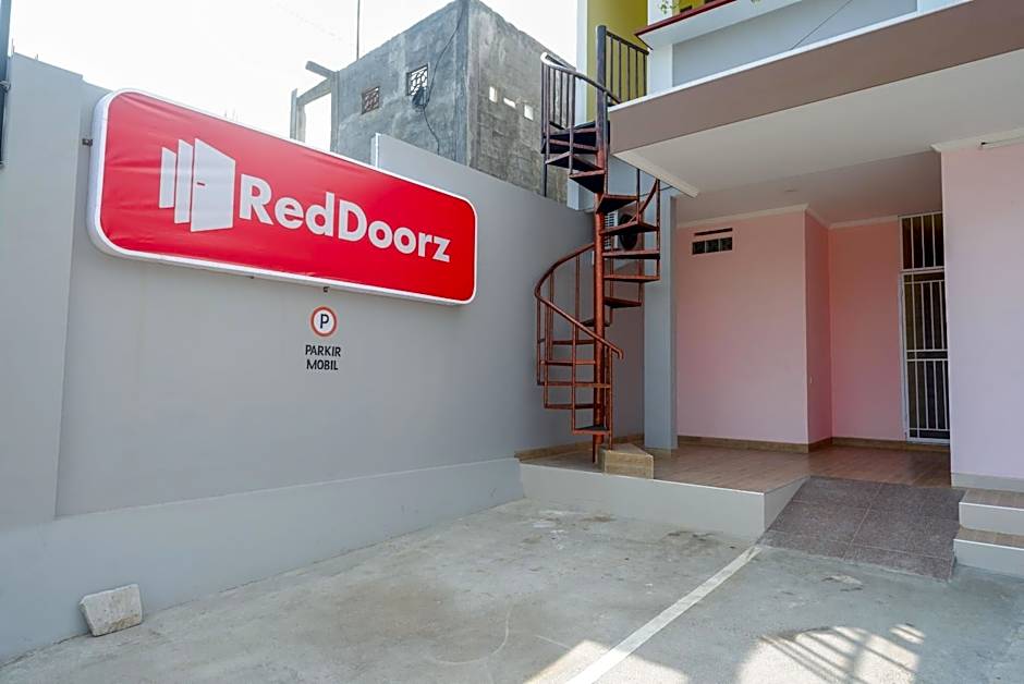 RedDoorz near Rita Supermall Purwokerto 2