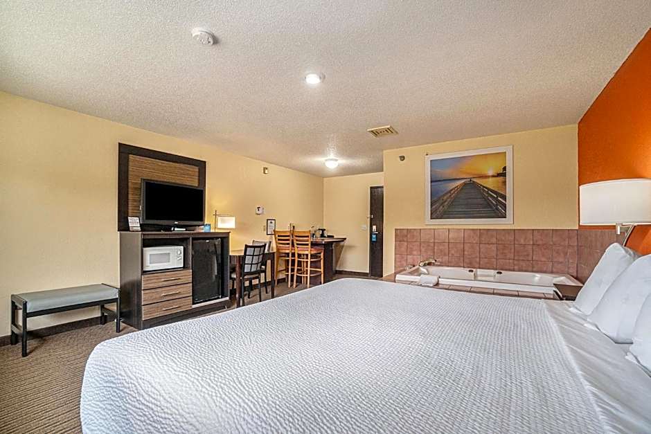 Days Inn & Suites by Wyndham Traverse City