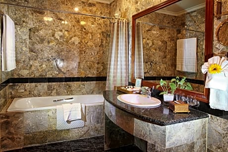 Colonial Suite