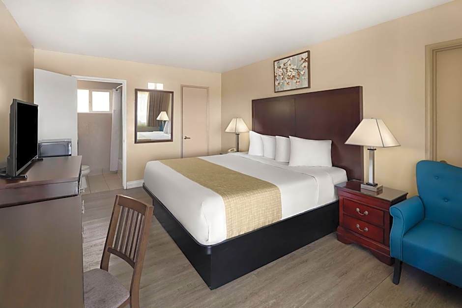 Travelodge by Wyndham Everett City Center