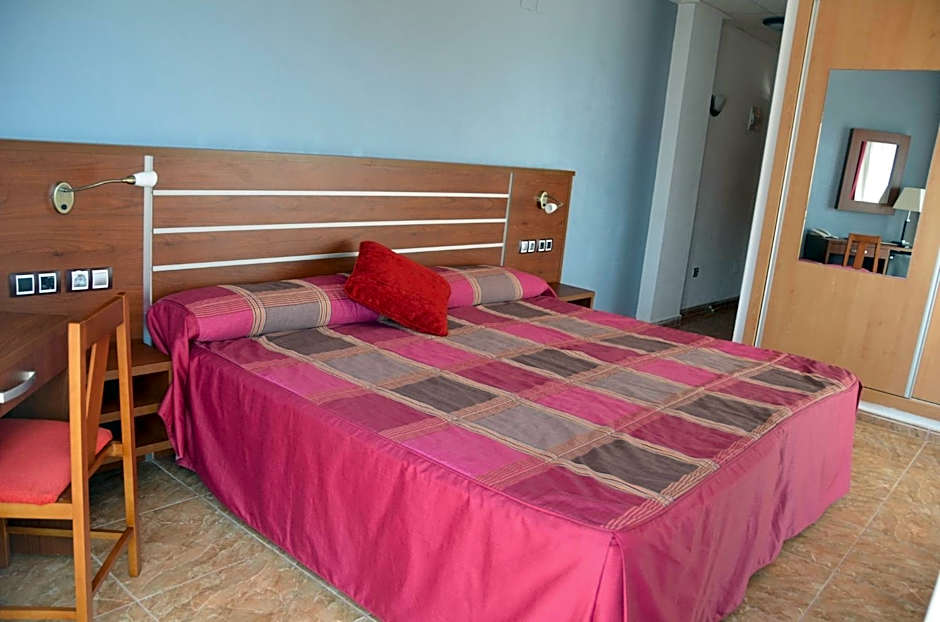 La Familia Gallo Rojo