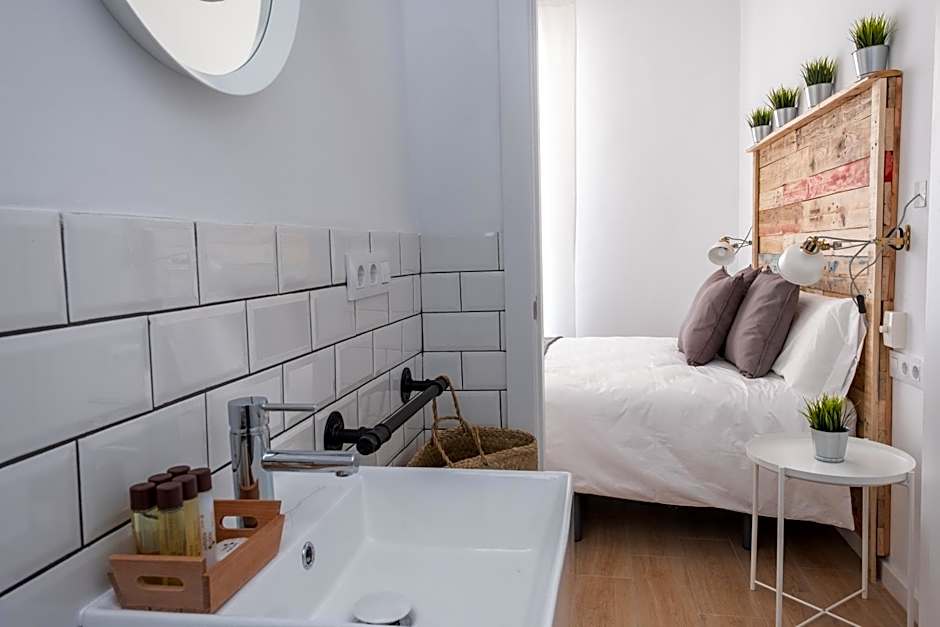 GOMEZ ROOMS