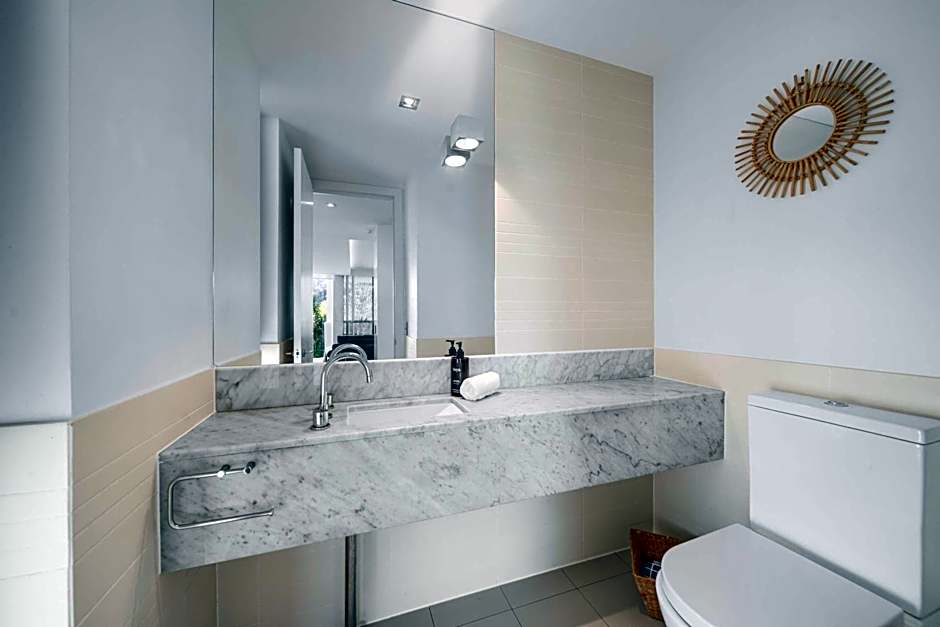 Absolute Beachfront Marcoola - Private Pool - Private Spa Bath - Games