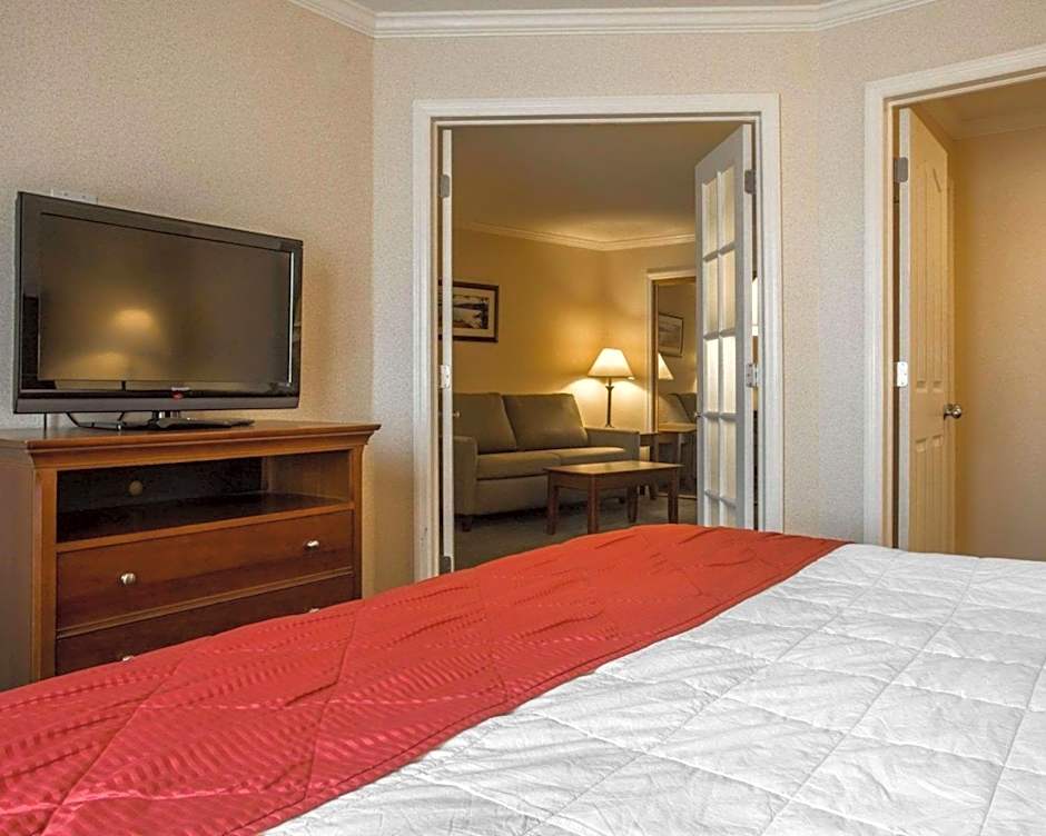 Clarion Inn & Suites At The Outlets Of Lake George