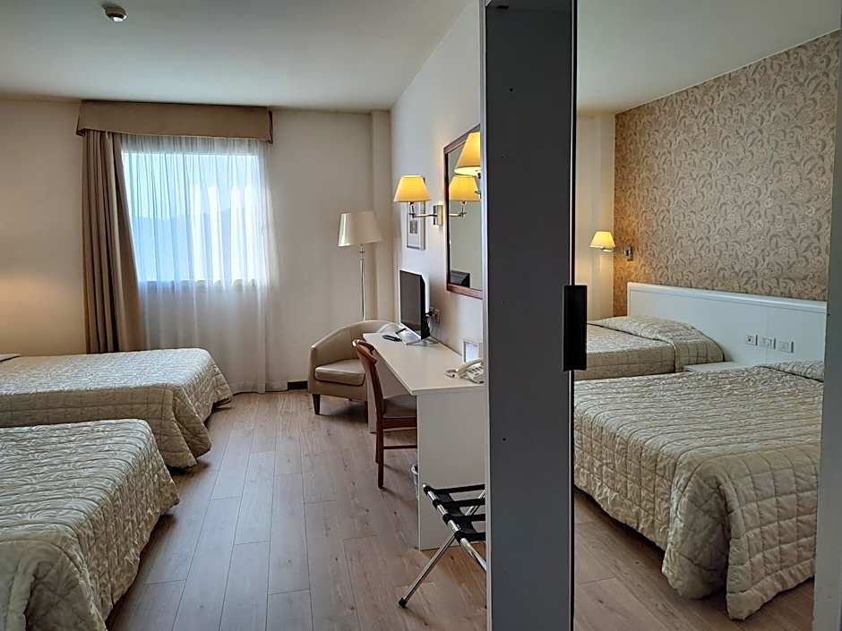 Photo 1 sur 10 de Quadruple Room