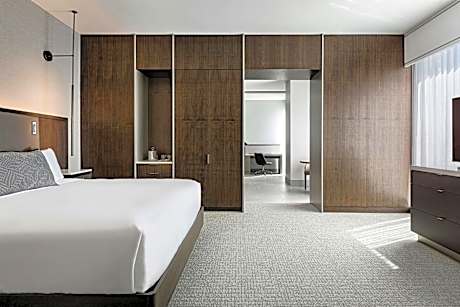 The Reserve King Studio Room with Roll-In Shower - Mobility Accessible