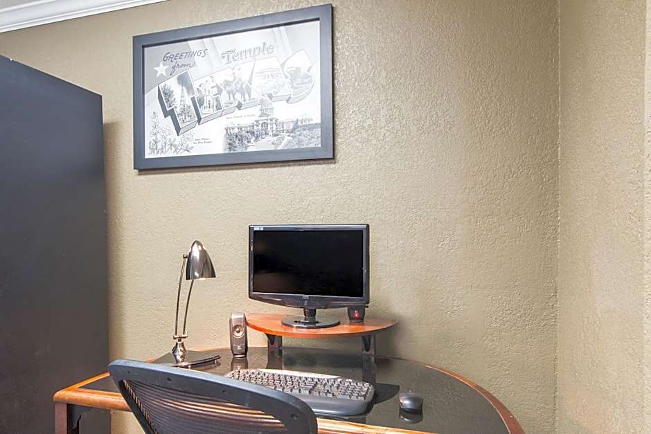 Super 8 by Wyndham Temple S. General Bruce