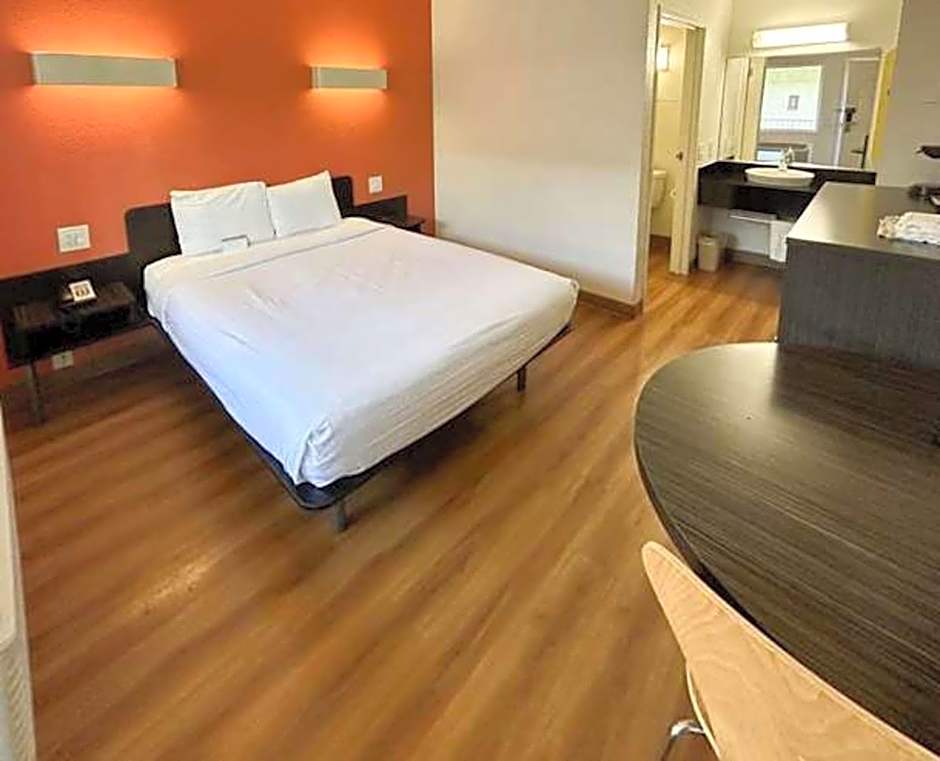 Studio 6 Suites - Riverside, CA South