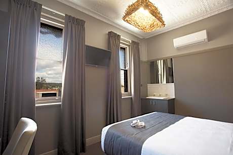 Queen Room with Shared Bathroom Comfort