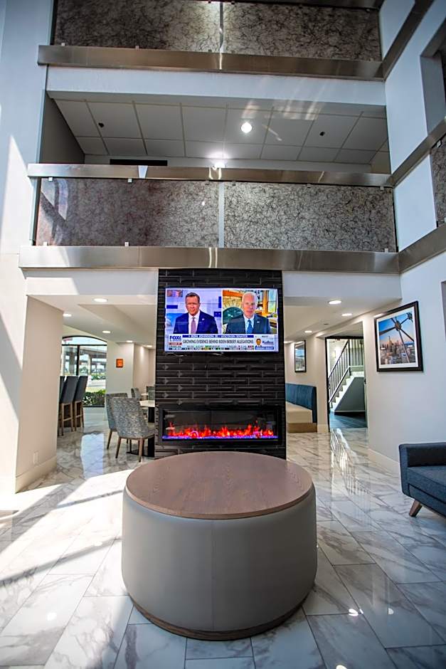 La Quinta Inn & Suites by Wyndham Dallas I-35 Walnut Hill
