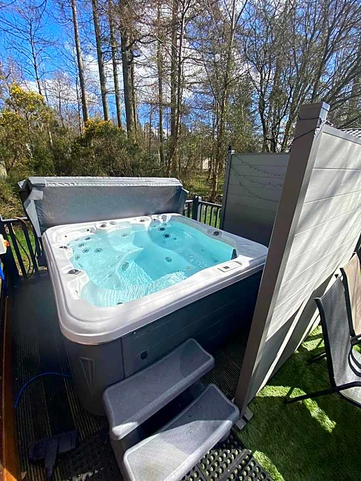 Tranquil Lodge hot tub and free golf