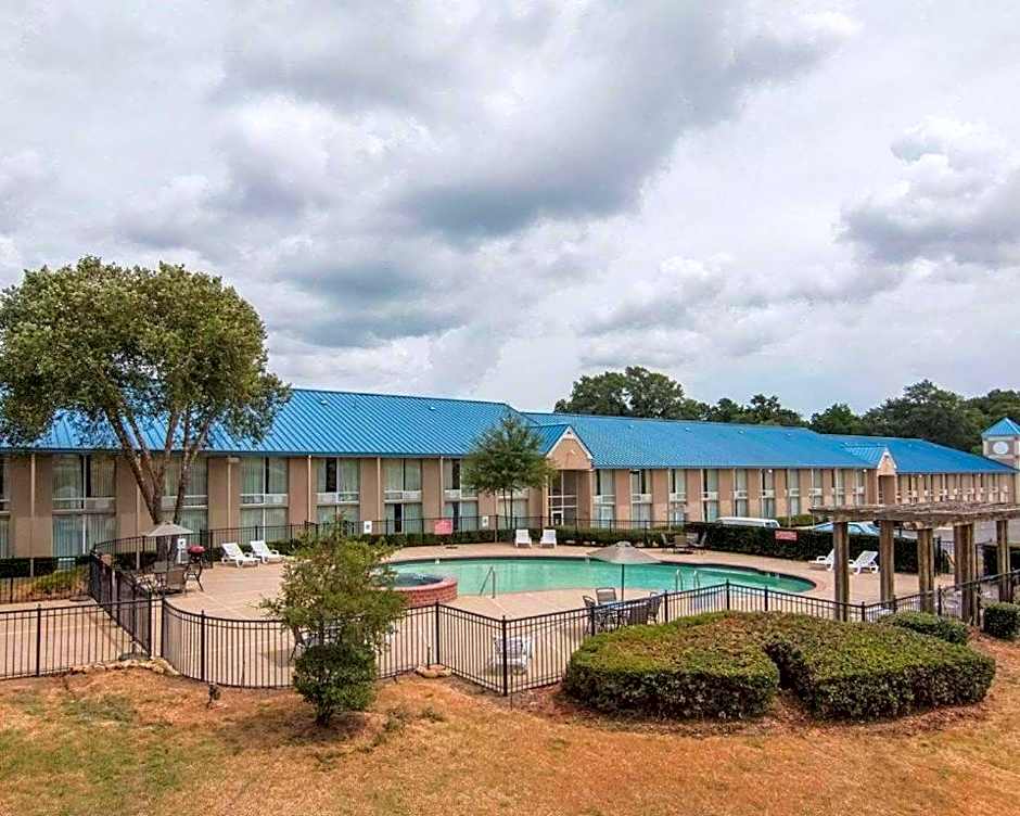 Economy Inn & Suites