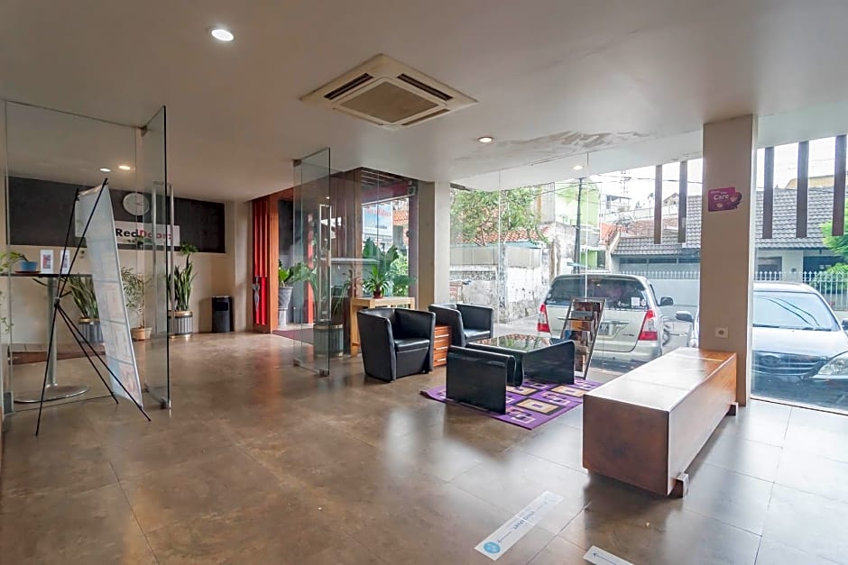 RedDoorz Plus near Asia Afrika 3