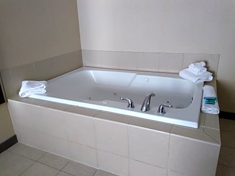 1 King Suite Addl Living Area Jetted Tub