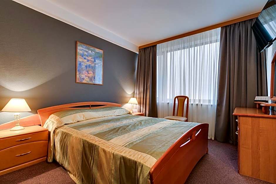 Photo 1 of 11 of Suite Double Room