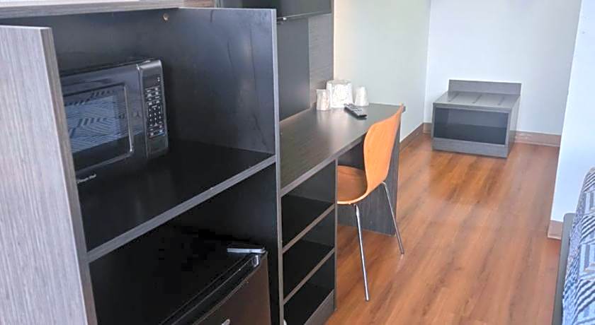 Super 8 by Wyndham Tracy