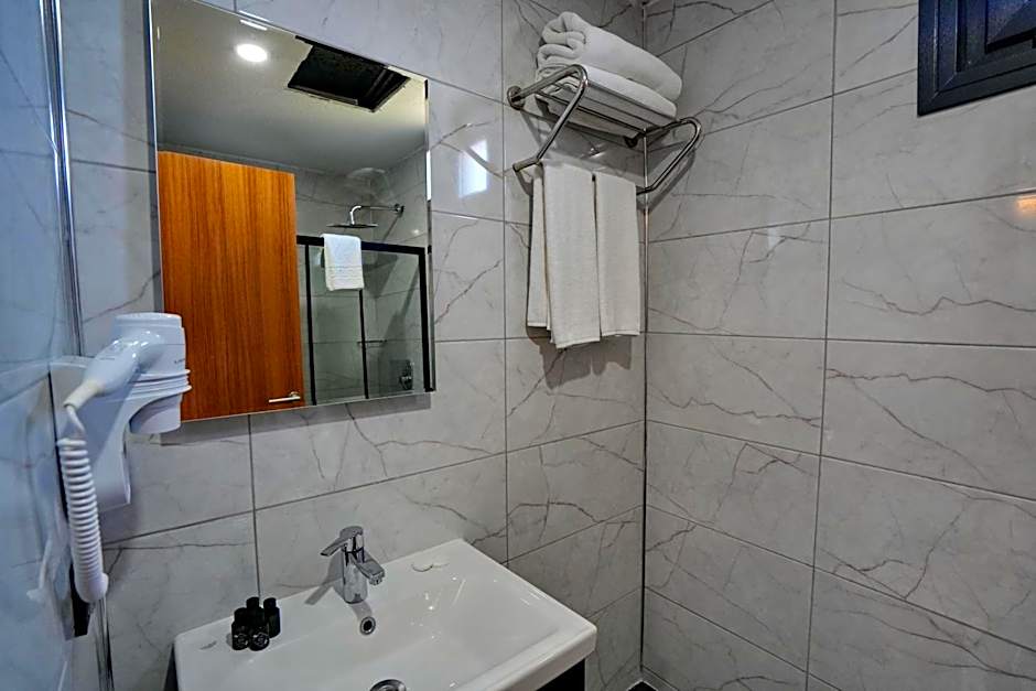 Shelton Airport Hotel